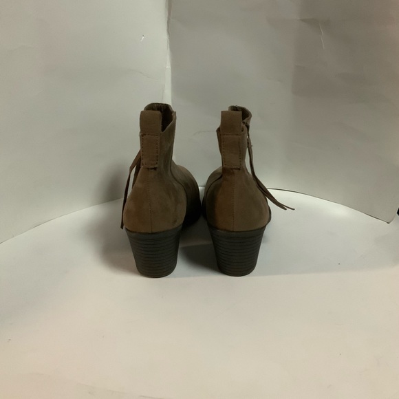 Boots - Picture 6 of 8